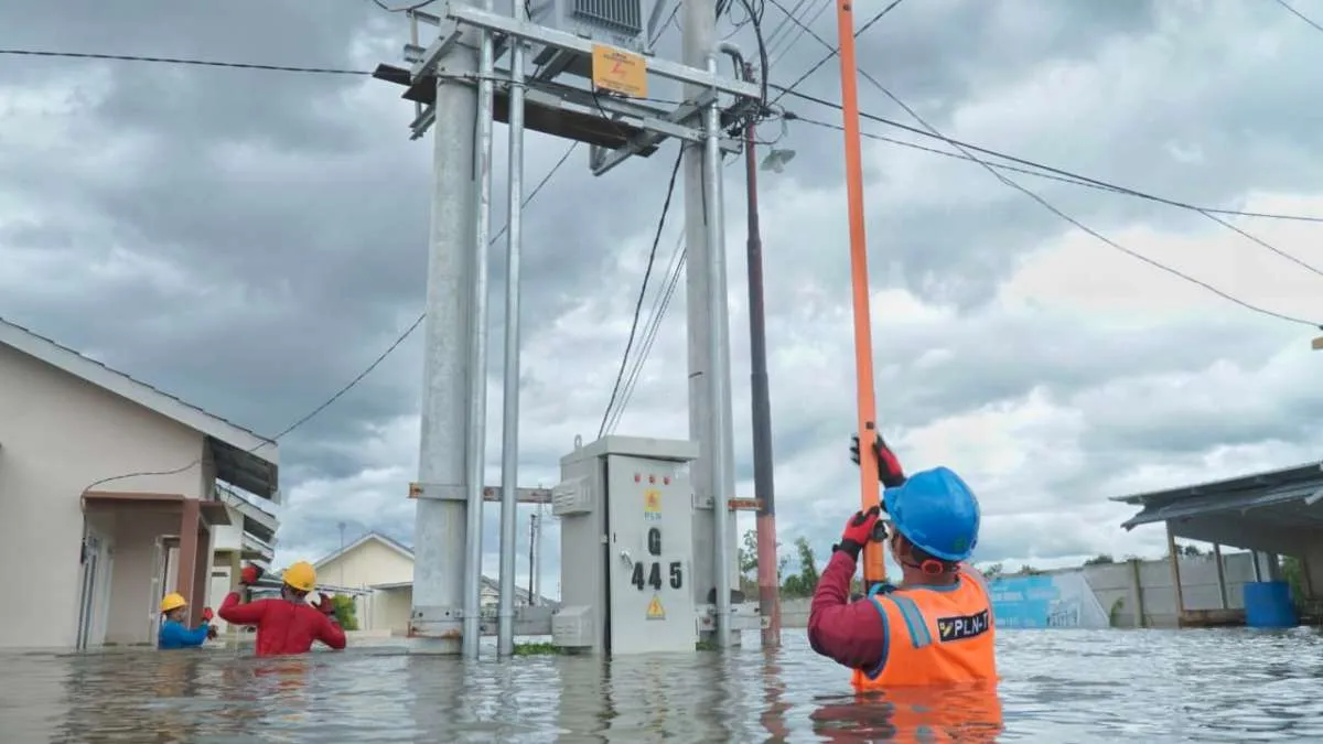 PLN pulihkan 1.036 gardu terdampak banjir di Kalbar dan Kalsel