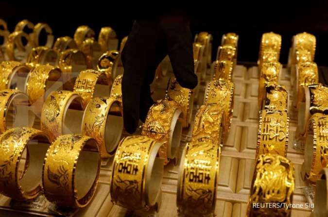 Harga emas terkoreksi dipicu penguatan dollar dan membaiknya data penjualan ritel AS