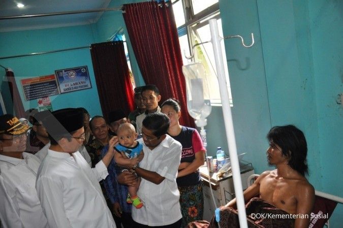 Mensos serahkan bantuan korban keracunan gas di Lombok