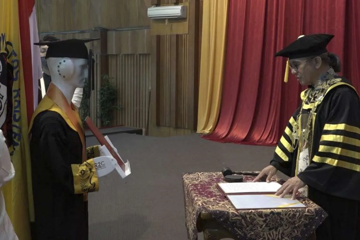 Prosesi wisuda di UKSW Salatiga, mahasiswa diwakili robot