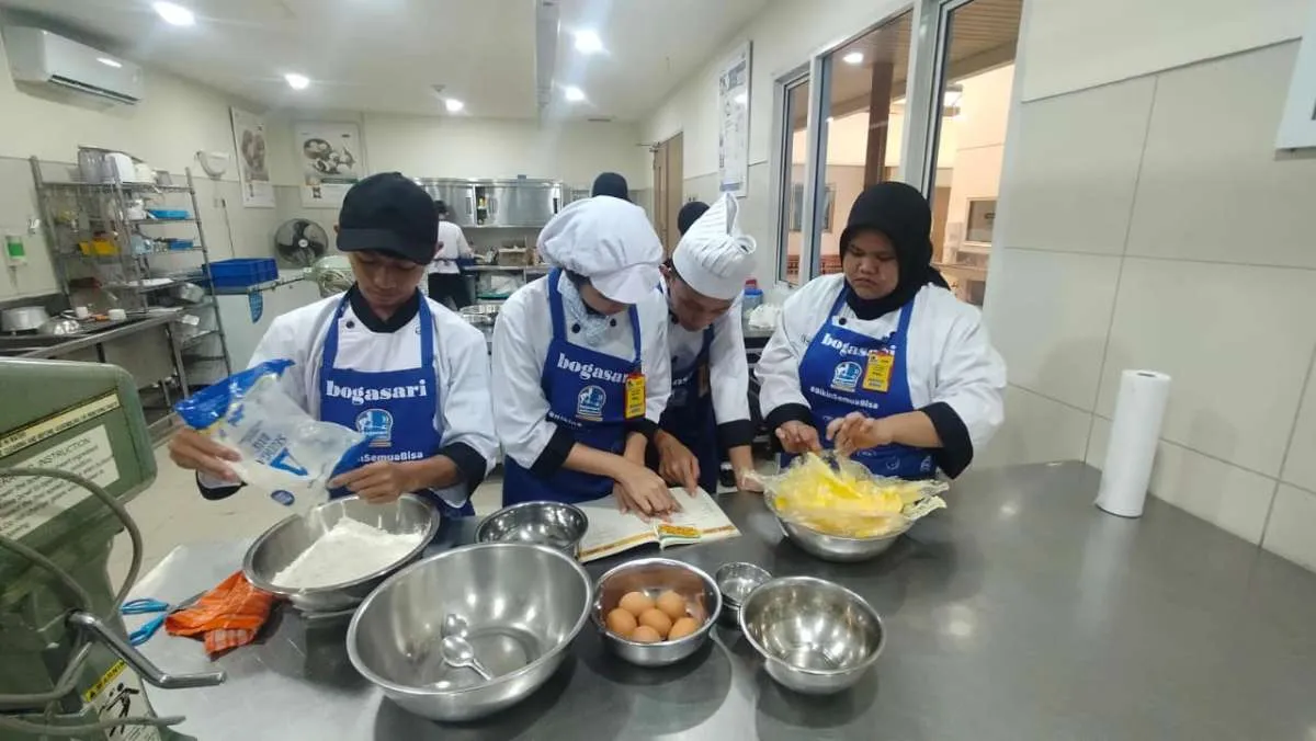 Didukung Bogasari, TEFA SMKN 3 Sukabumi Produksi 3 Ribu Toples Kue Kering 