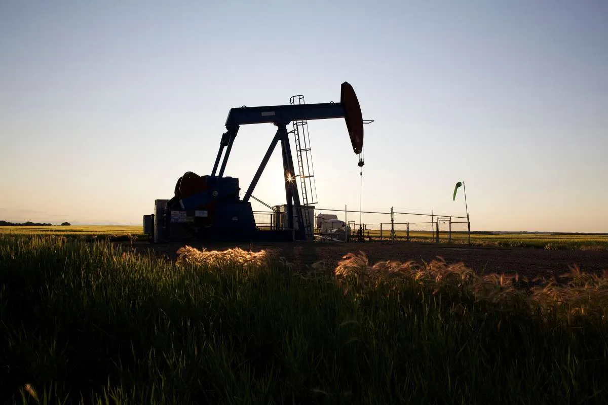 GLOBAL MARKETS-Wall Street Dips as $100 Oil, Inflation Worries Weigh on Investors