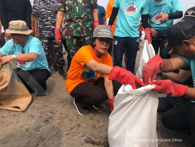 Sambut Hari Oeang ke-73, Sri Mulyani bersih-bersih sampah di pantai Tanjung Pasir