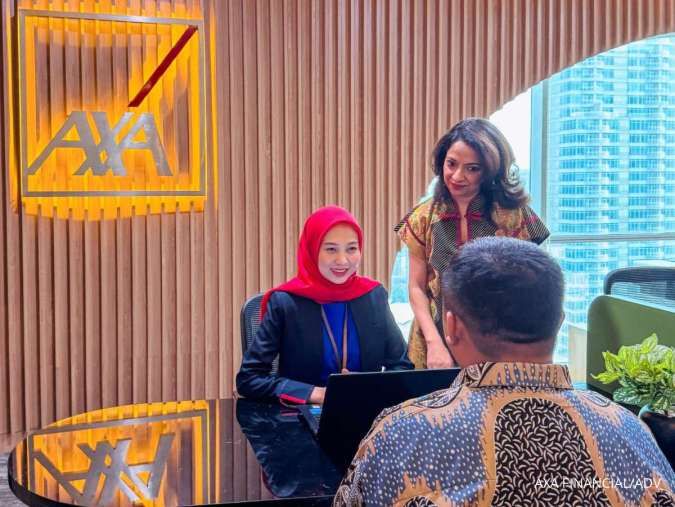 Niharika Yadav, Presiden Direktur AXA Financial Indonesia sedang melayani nasabah saat Opening Walk-In Centre Terbaru di AXA Tower