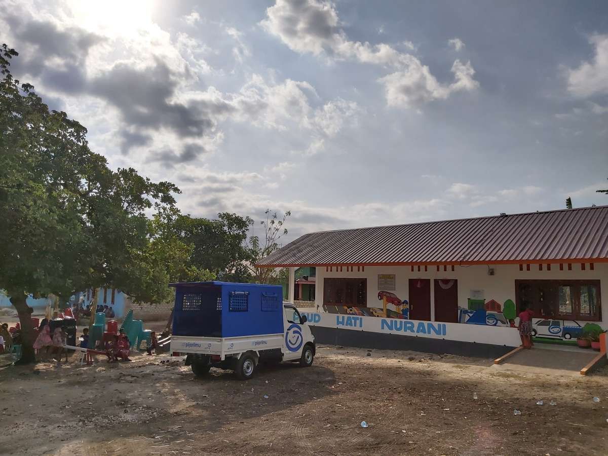 Gedung Sekolah Baru untuk Anak-anak Desa Watu Kawula