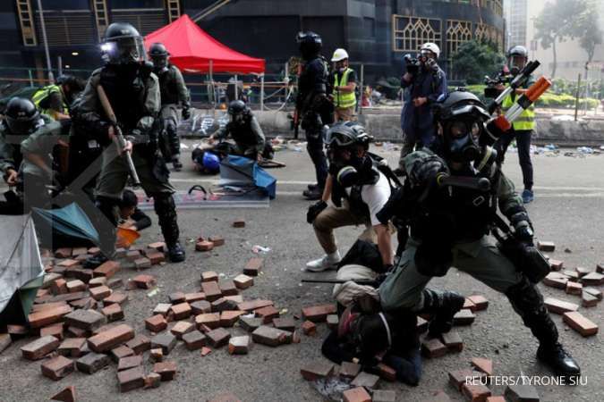 Hadapi demo berkepanjangan, polisi Hong Kong diguyur tunjangan US$ 17 juta