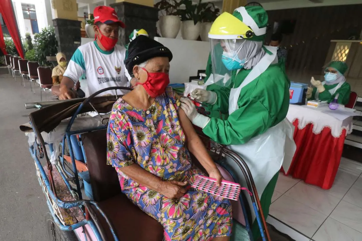 Pemerintah harapkan vaksinasi Covid-19 dosis pertama lansia capai 90% di akhir Juni 