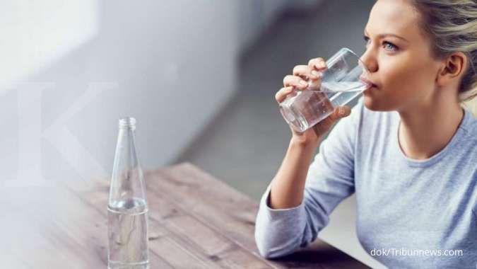 khasiat minum air putih hangat di pagi hari