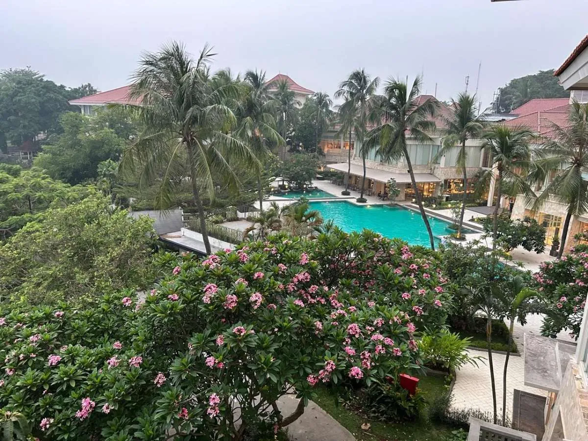 Pilihan Staycation Tak Jauh dari Jakarta dengan Pemandangan Pesawat Mendarat