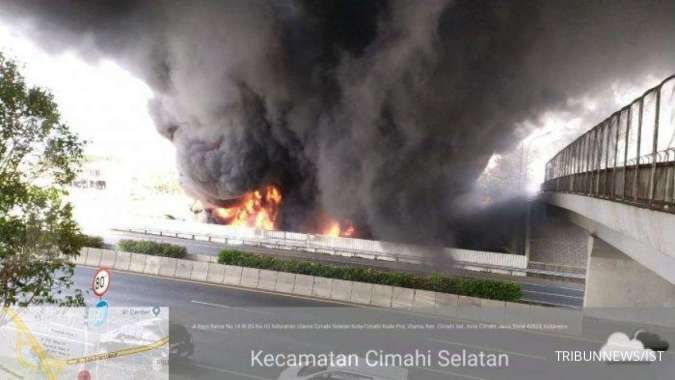 Pipa minyak di pinggir jalan tol Cimahi terbakar,  asap hitam membubung