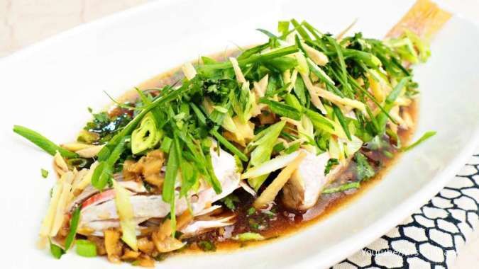 Resep Ikan Tim ala Hongkong Super Lembut dengan Bumbu Jahe dan Kecap Asin