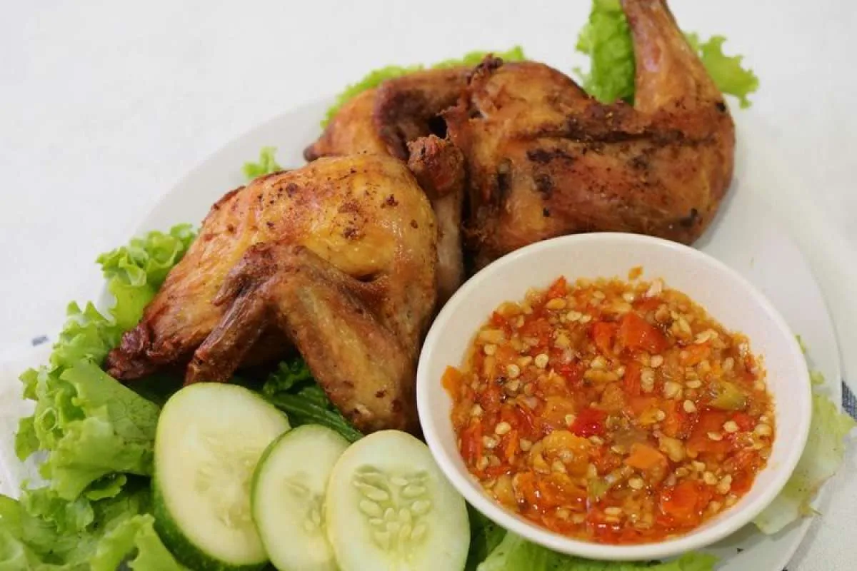 2 Resep Ayam Goreng Bumbu Kuning Berpadu dengan Sambal, Nasi, dan Lalapan
