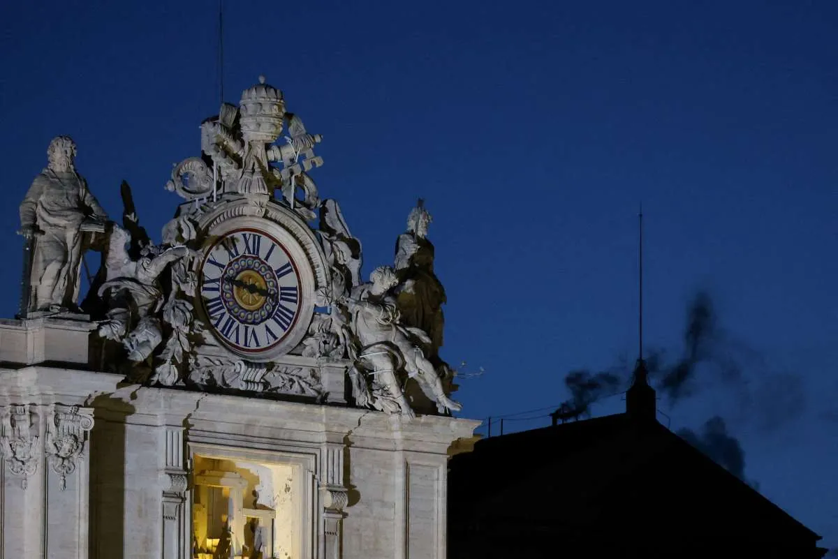 Asap Hitam di Vatikan, Belum Ada Paus Baru pada Kamis Pagi