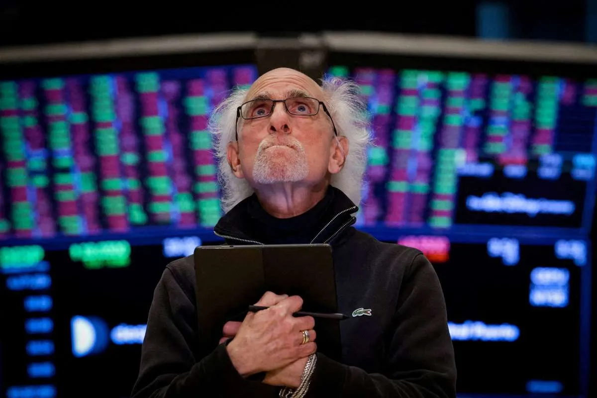 Wall Street Menguat Ditopang Rebound Saham Chip, Menantikan Laba Alphabet dan Intel