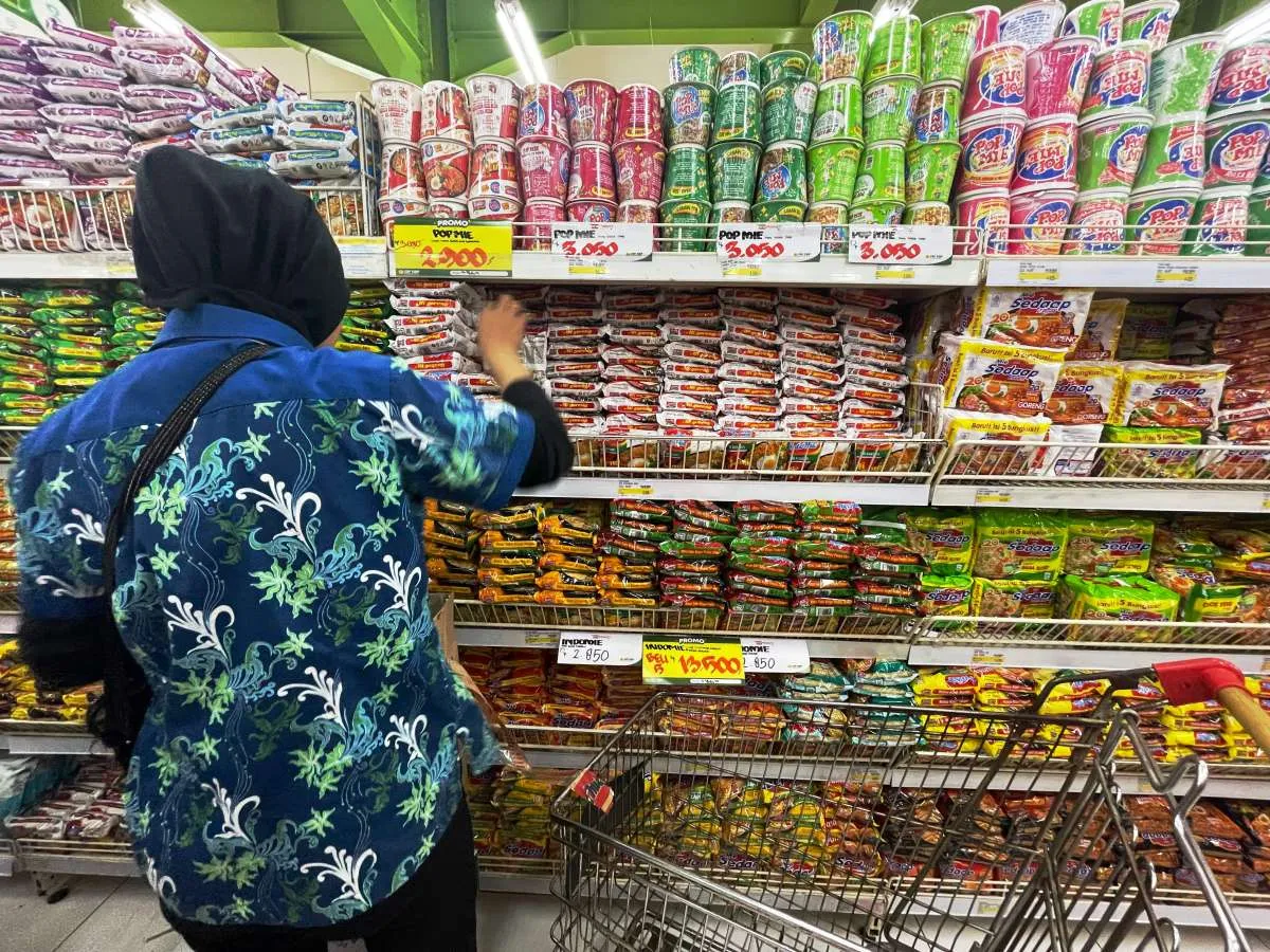 Indeks Keyakinan Konsumen Jeblok, Cermati Efeknya ke Emiten Konsumer