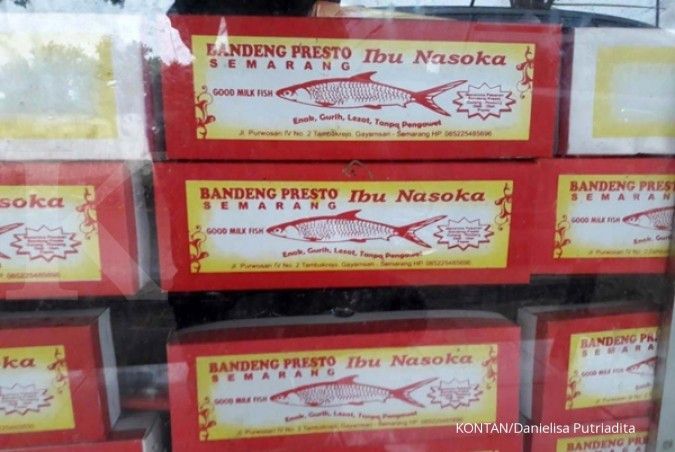 Belanja olahan bandeng di Tambakrejo, Semarang (2)