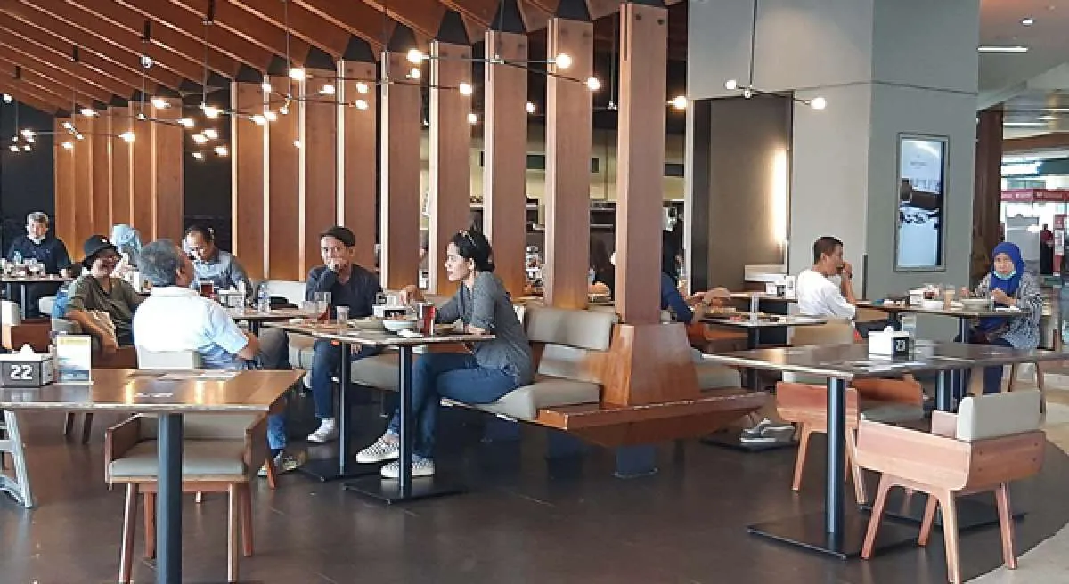 Aturan baru PPKM Jawa Bali: Makan di tempat atau dine in boleh sampai 60 menit