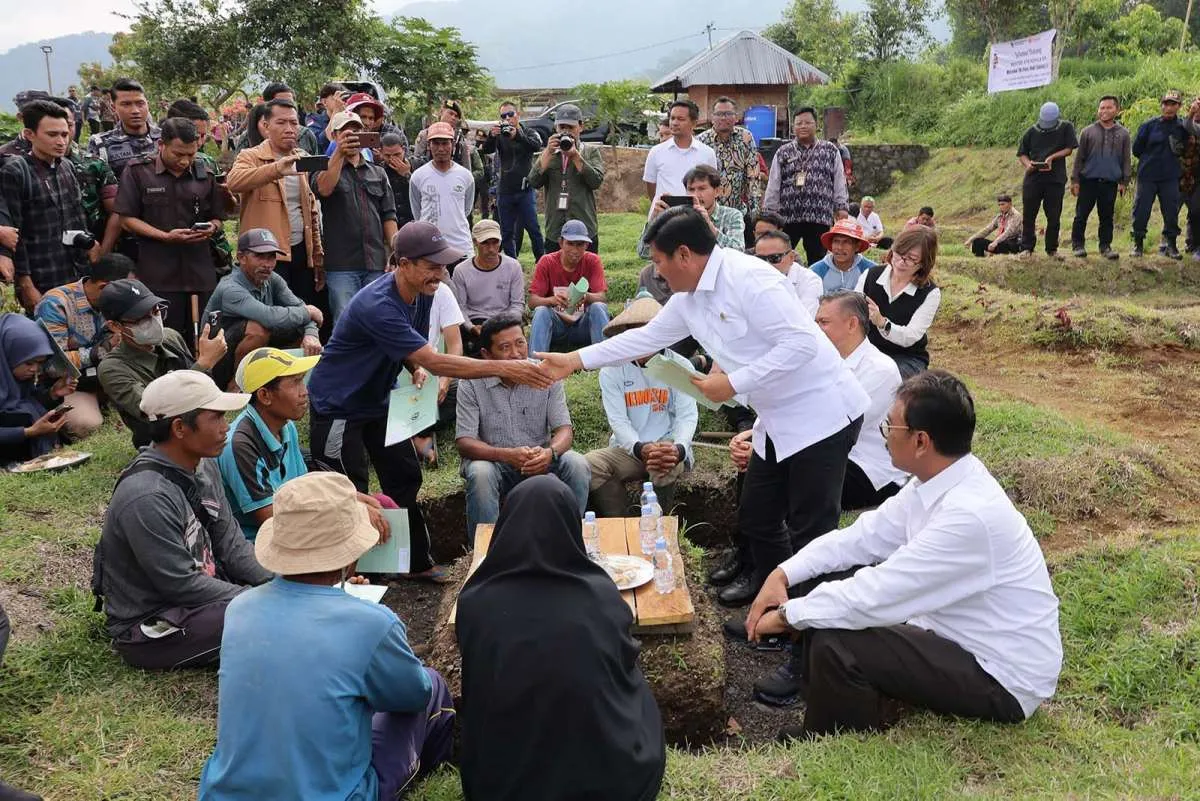 Menteri Agraria dan Tata Ruang Bagikan Sertifikat Tanah Gratis di Lombok Timur