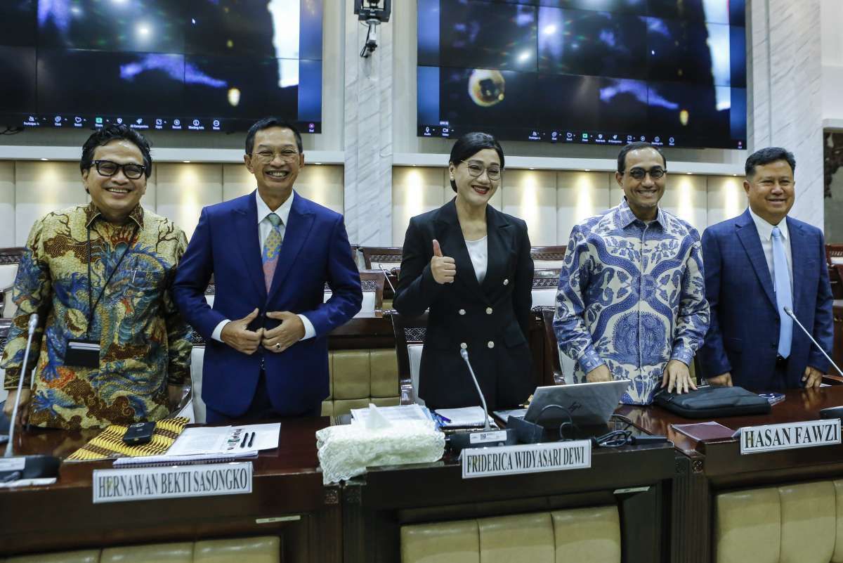 DPR Tetapkan Pimpinan OJK Hingga Periode 2031
