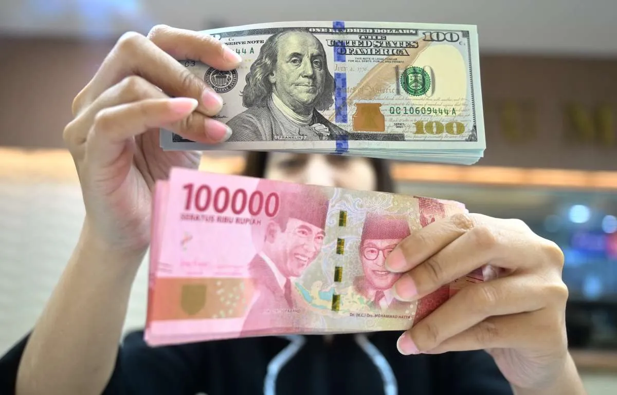 Rupiah Ambruk, Dolar AS Menguat 2,3% Dalam Sepekan Hingga Selasa (12/11)