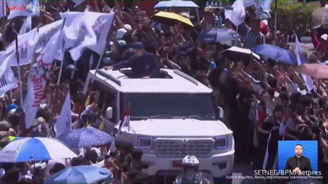 Prabowo Subianto di atas mobil produksi Pindad bertuliskan Garuda.