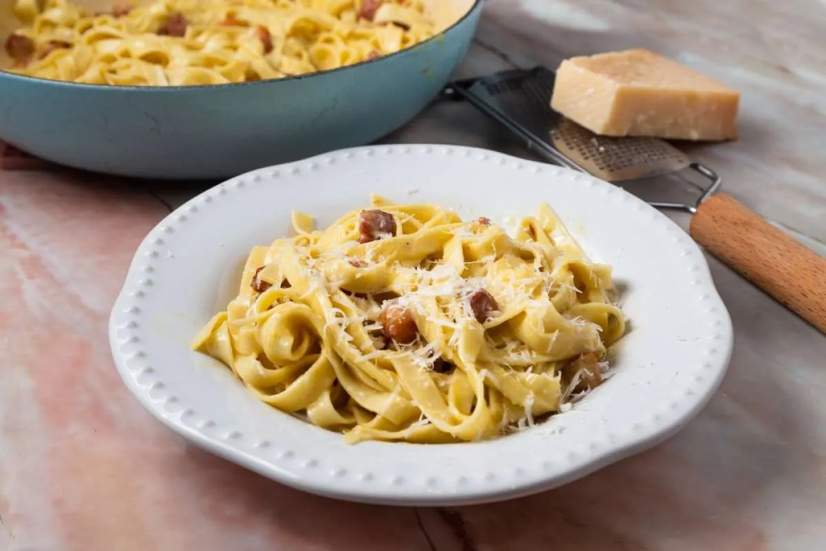 2 Resep Pasta Carbonara Linguine & Fettuccine yang Super Creamy