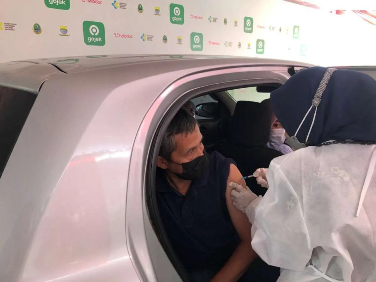 Le Minerale dukung vaksinasi drive thru para Lansia dan mitra pengemudi Gojek 