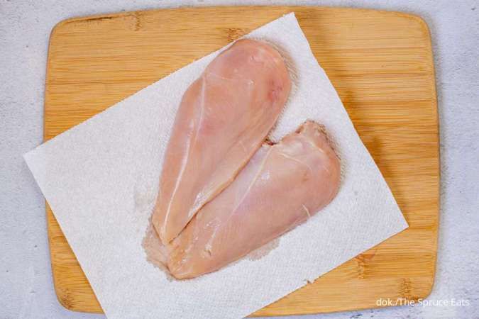 6 Tips Masak Dada Ayam Agar Lebih Empuk dan Matang Merata
