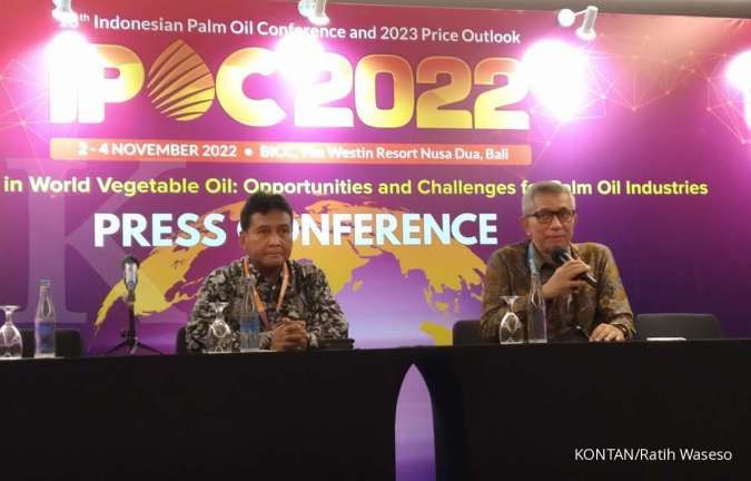 Ketua Umum Apindo Hariyadi Sukamdani bersama Ketua Bidang Perpajakan dan Fiskal GAPKI Bambang Aria Wisena saat pemaparan IPOC 2022 di Bali.
