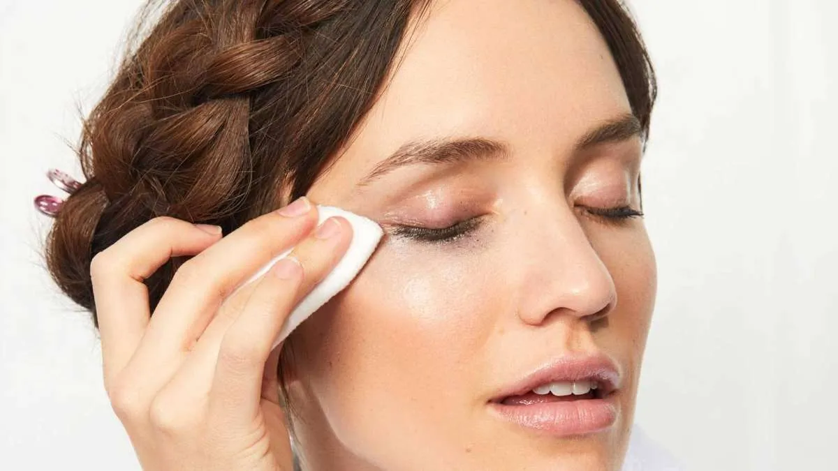  Begini Cara Menghapus Maskara Waterproof Secara Alami