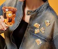 Tomoro x The Garfield Movie, Promo Gratis Merchandise Garfield Mug-Badge Terbatas