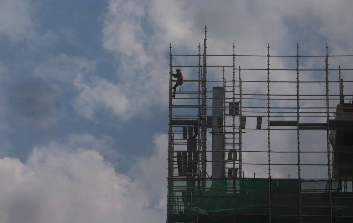 Melindungi Pekerja dan Menjaga Dunia Usaha