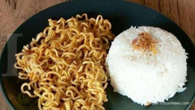 Sering Makan Mie Instan dengan Nasi, Baik atau Buruk untuk Kesehatan?