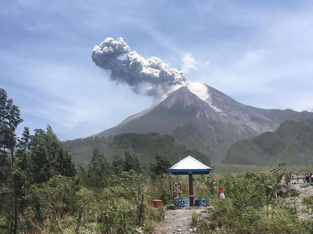Gunung Merapi erupsi, sejumlah wilayah di Klaten diselimuti hujan abu  
