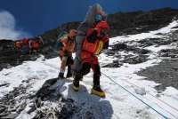 Tibet Tutup Akses ke Gunung Everest Akibat Salju Lebat di Luar Musim
