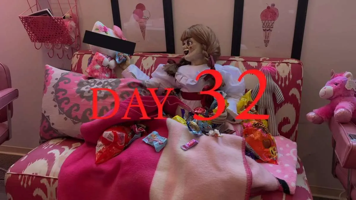Menengok kegiatan boneka Annabelle saat di rumah saja selama pandemi