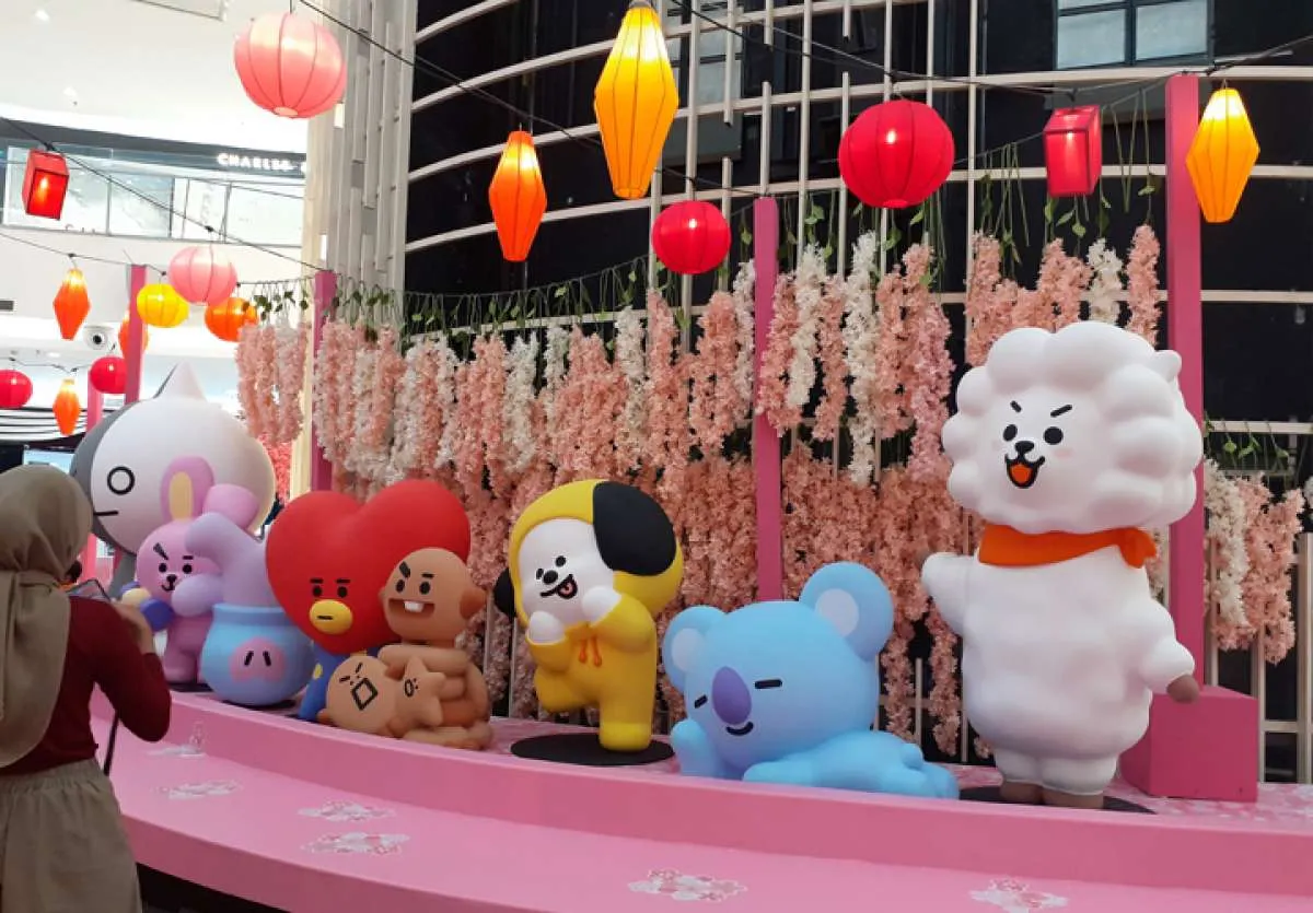 Menyambut Imlek 2020, Senayan City pasang instalasi Brown and Friends raksasa