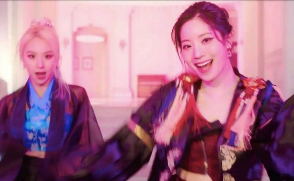 Kostum member Twice dituduh plagiat Jisoo BLACKPINK, JYP Entertainment minta maaf