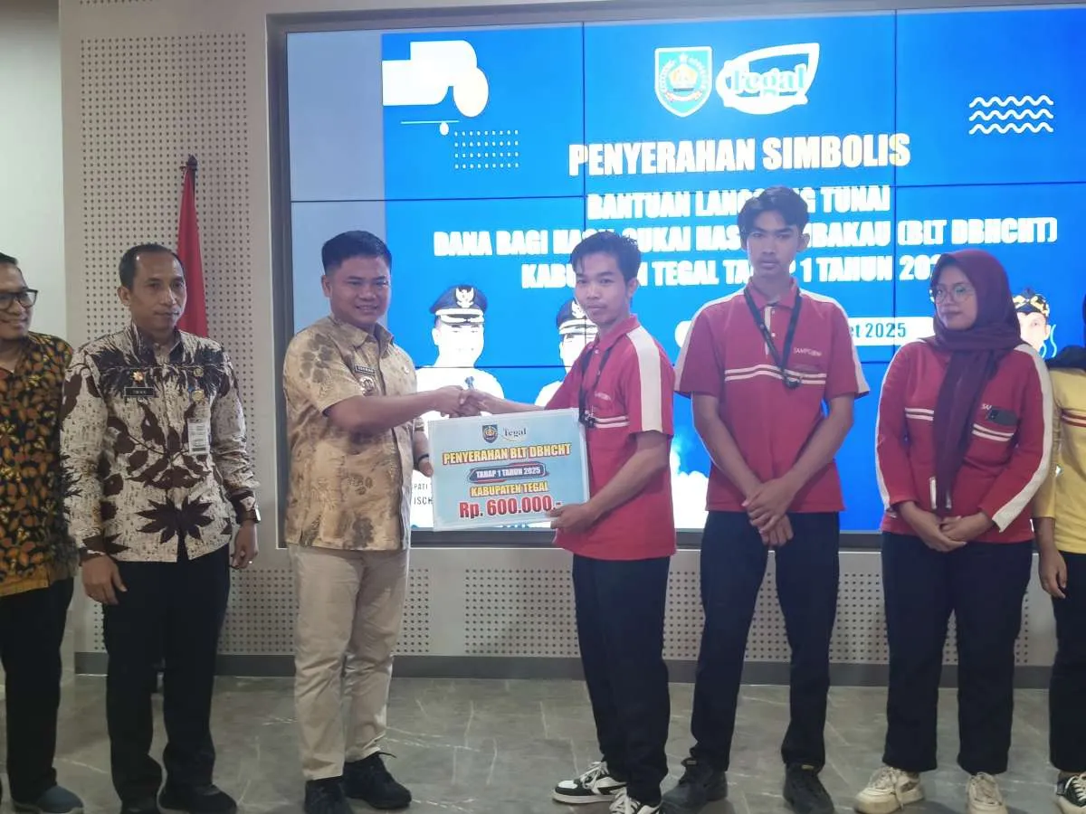 Bupati Tegal Serahkan BLT Dana Bagi Hasil Cukai Hasil Tembakau ke Pekerja Sampoerna