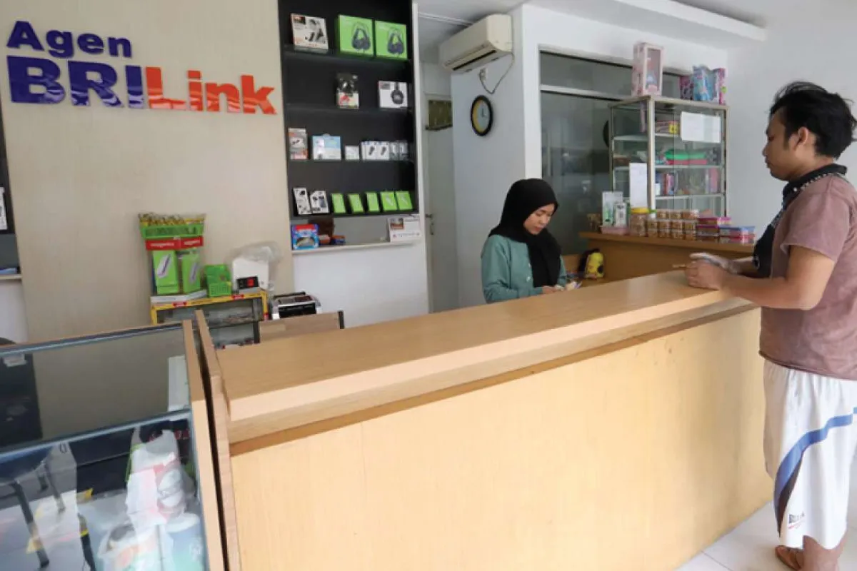 Membandingkan Pinjaman Ultra Mikro Lewat Agen BRILink Versus Pinjaman Online