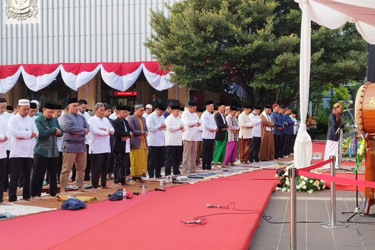 Heru Budi dan Jajaran Pemprov DKI Gelar Shalat Idul Adha di Halaman Balai Kota
