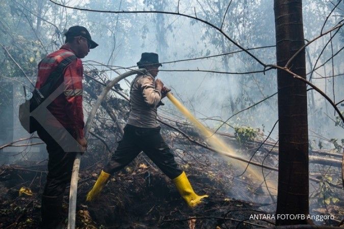 Terbatas sumber air, petugas membuat embung darurat untuk padamkan kebakaran lahan