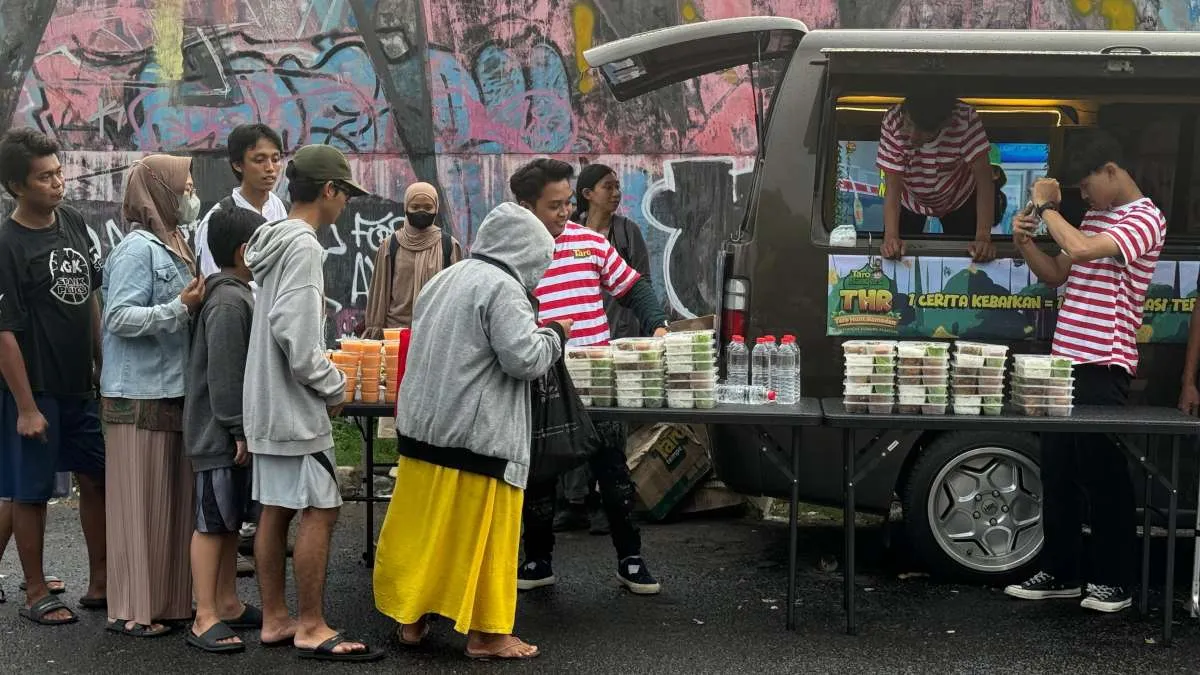 FKS Food Bagikan Ratusan Paket Makanan Berbuka Puasa Selama Ramadan