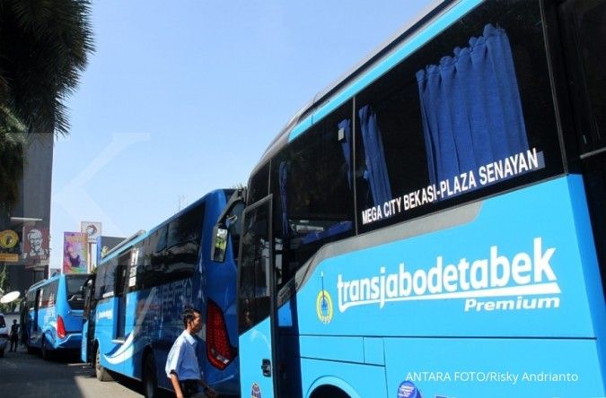 Dampak ganjil genap, antrean penumpang bus transjakarta mengular di Cibubur 