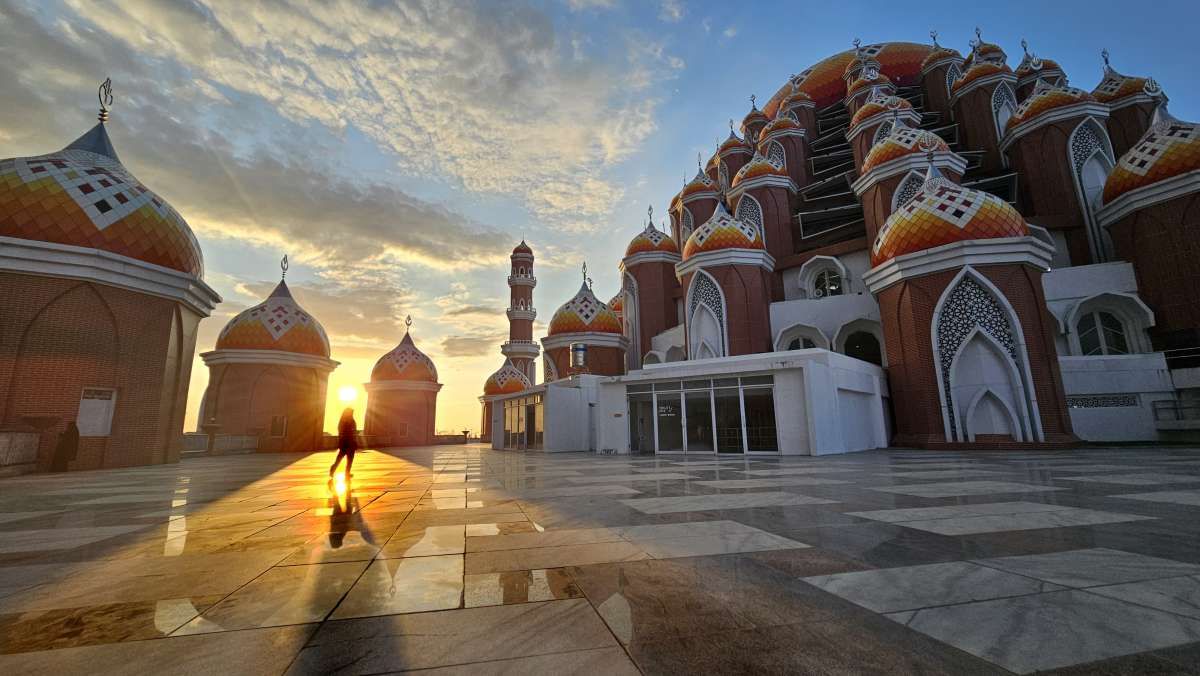 Keindahan Masjid 99 Kubah di Makassar