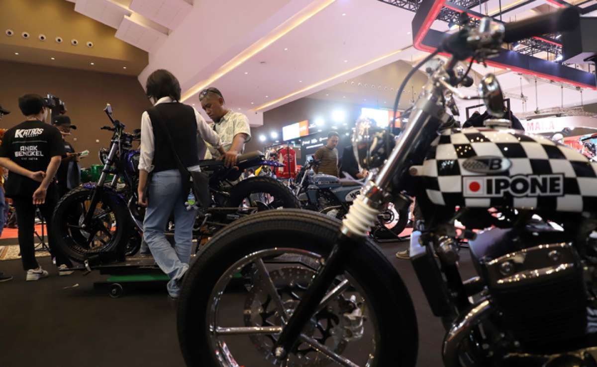Pengunjung mengamati motor custom