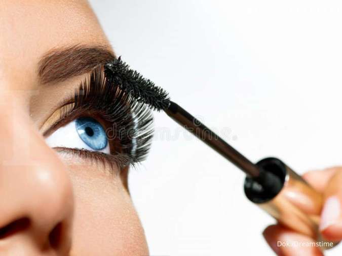 5 Tips Makeup untuk Pengguna Lensa Kontak 