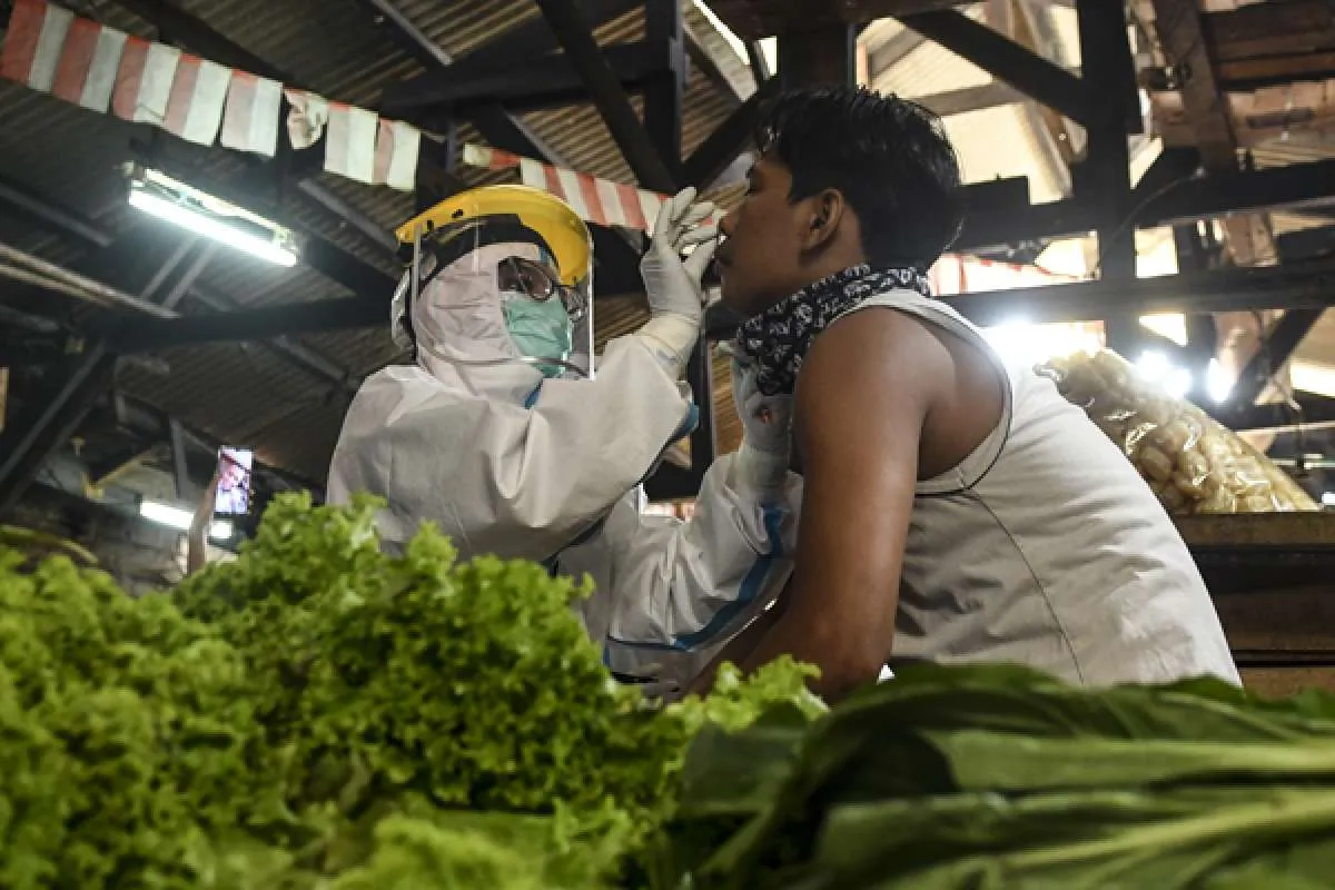 Gerakan Pakai Masker ajak pakai masker pedagang pasar secara benar, ini caranya