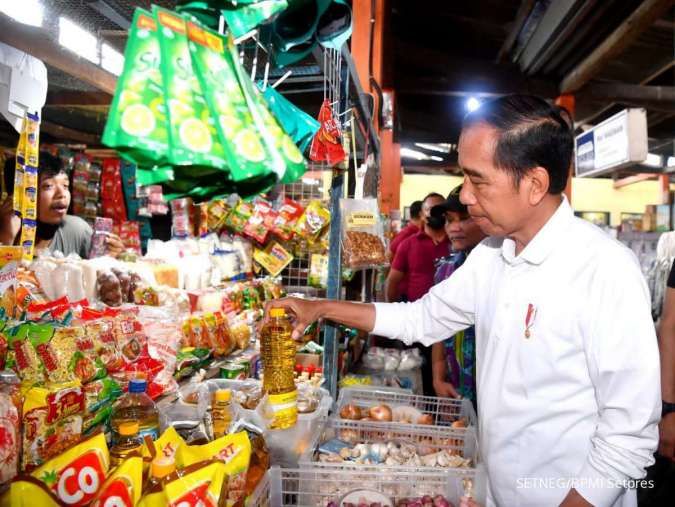 Presiden Jokowi Cek Harga Kebutuhan Pokok di Pasar Tramo Kabupaten Maros