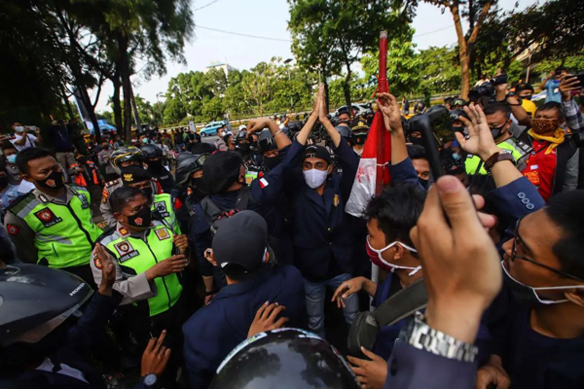 Ekonomi Indonesia Hadapi Permacrisis, Risiko PHK Massal Meningkat
